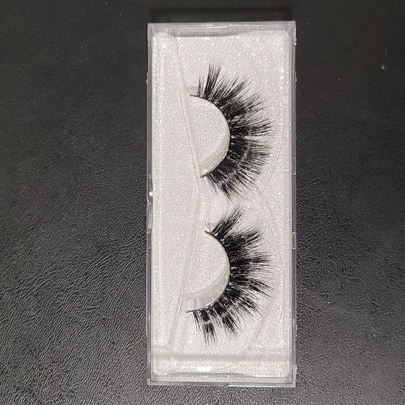 Strip Eyelash Extensions by Unlimitedlash "SAVAGE" (One Pair) - Picture 4 of 4